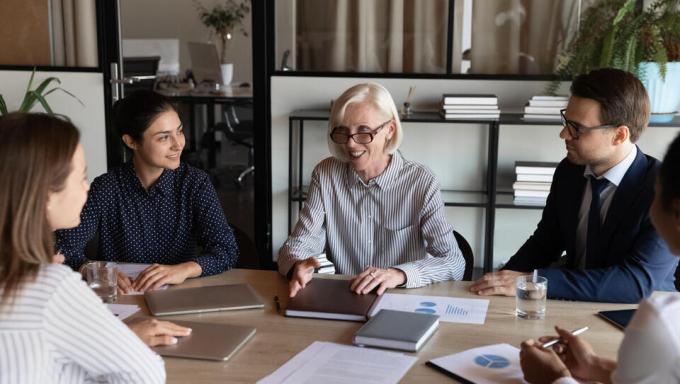 employees_working_together