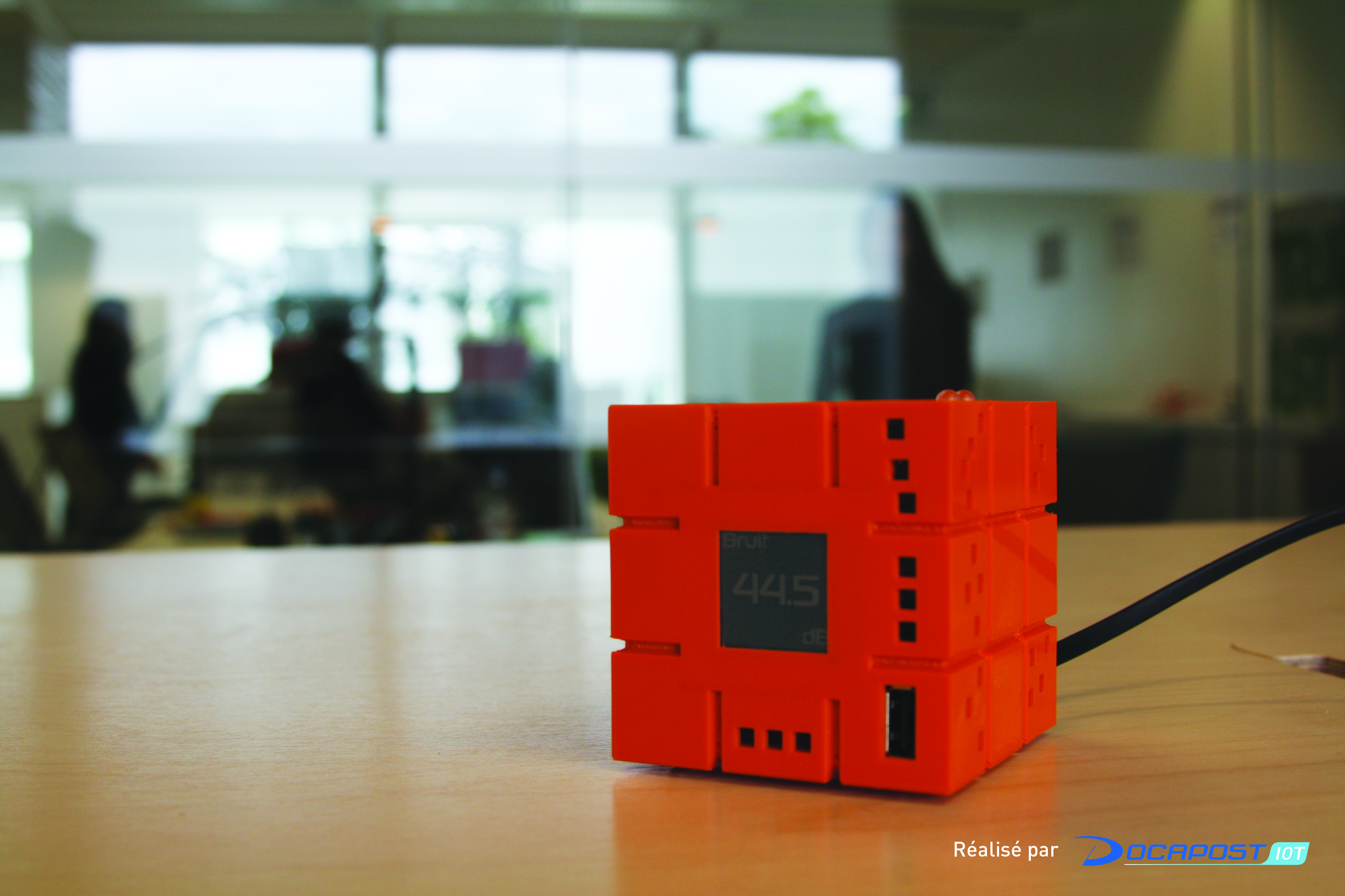 Use the sound level monitor to manage noise. Accompanying lamp will change in brightness depending on noise-levels.